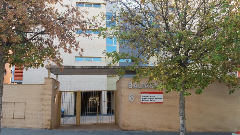 Pisos tutelados para personas mayores Vista entrada de un edificio