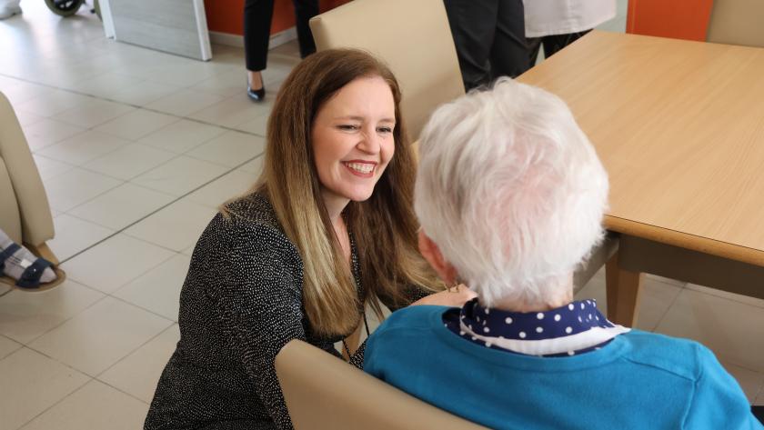 Dávila visita un centro público para el cuidado de mayores con Alzheimer La consejera Ana Dávila en Getafe