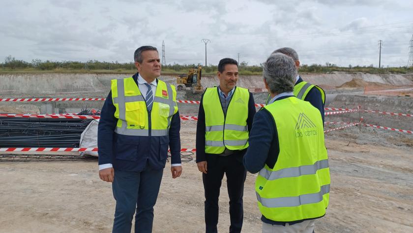 Rodrigo conoce el desarrollo urbanístico de Los Cerros El consejero Jorge Rodrigo en Los Cerros