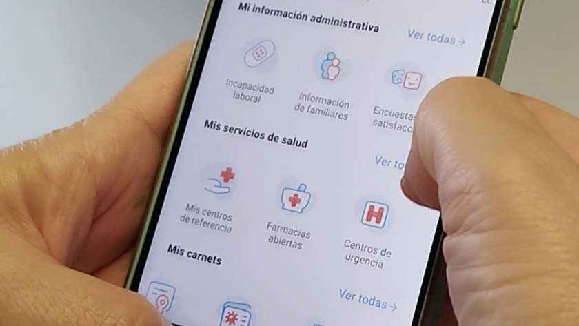 La Comunidad de Madrid incorpora nuevas funcionalidades a la Tarjeta Sanitaria Virtual para aumentar el acceso a la información clínica Una mano con la tarjeta