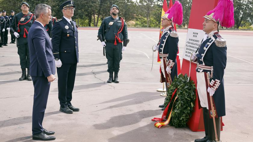 Novillo preside la entrega de diplomas a policías locales El consejero Carlos Novillo en el Instituto de Formación Integral en Seguridad y Emergencias