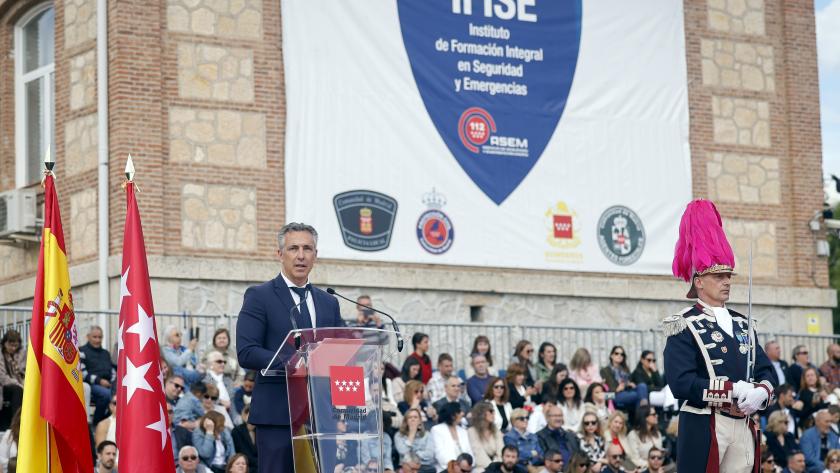 Novillo preside la entrega de diplomas a policías locales El consejero Carlos Novillo en el Instituto de Formación Integral en Seguridad y Emergencias