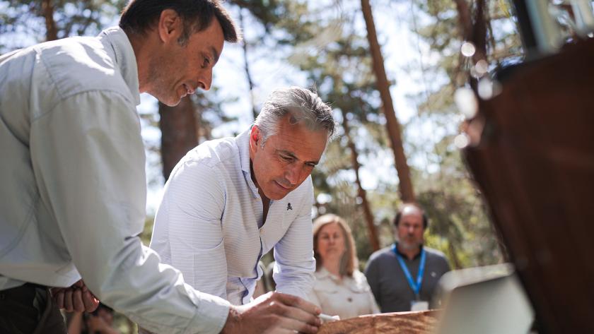 La Comunidad de Madrid estudia el aumento de agua en la vegetación forestal para evitar incendios e incrementar la capacidad de los embalses El consejero Novillo