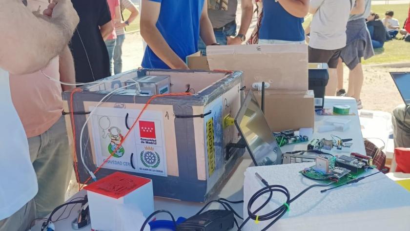 Un centenar de alumnos de institutos públicos lanza un globo sonda para estudiar la estratosfera