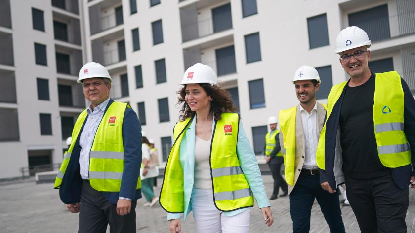 La Comunidad de Madrid entregará en octubre 137 viviendas del Plan Vive en Torrejón de Ardoz destinadas a alquiler a precio asequible La presidenta visitando el Plan Vive