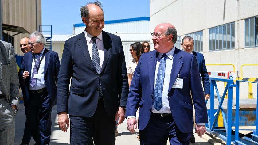 La Comunidad de Madrid reforzará la ciberseguridad en las empresas del sector de la salud para proteger los datos médicos de los ciudadanos El consejero en la visita
