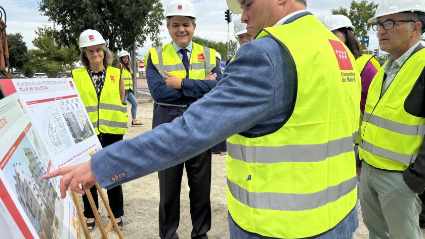 El consejero Jorge Rodrigo durante su visita a la construcción de hogares para familias vulnerables en el Ensanche de Vallecas