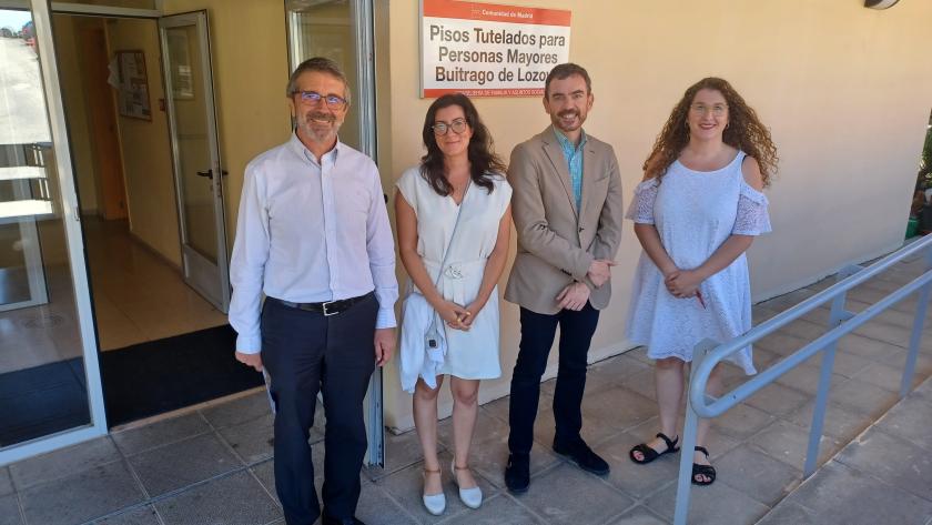 Cuatro personas a la entrada de un edificio público