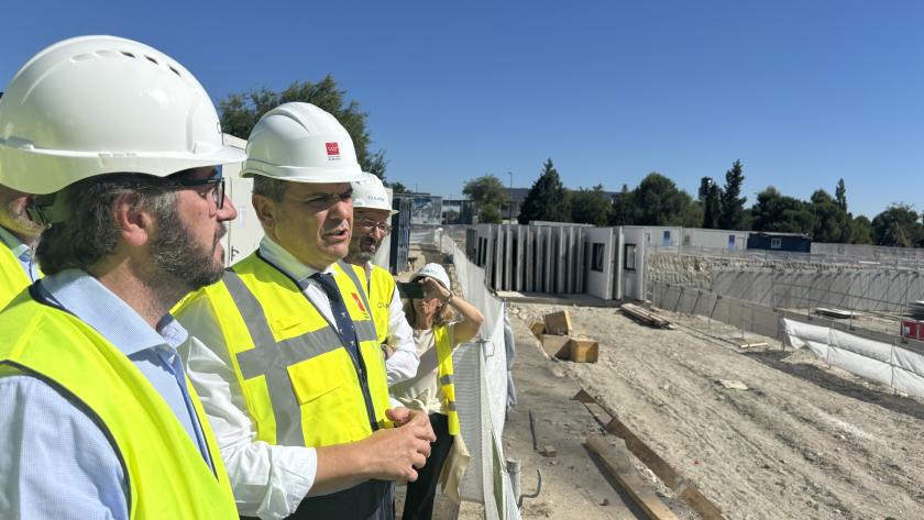 El consejero Jorge Rodrigo durante su visita en Pinto a la construcción de viviendas del Plan Vive