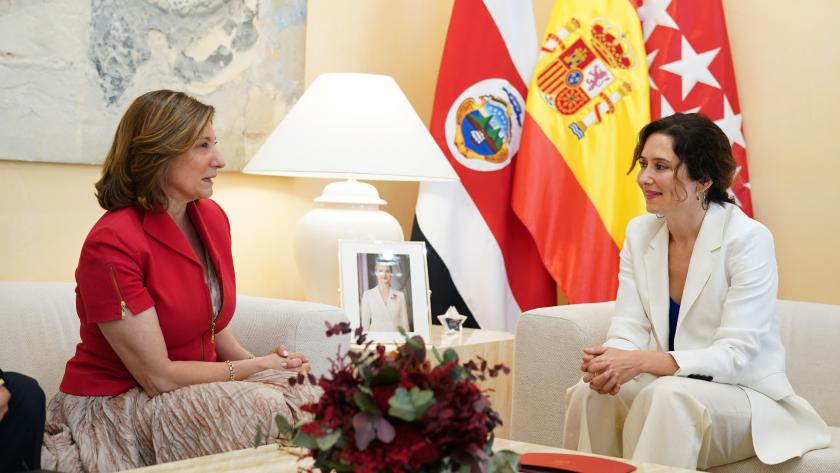 La presidenta reunida con la embajadora