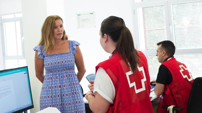 Dávila visita el Centro de Emergencia Social de Cruz Roja La consejera Ana Dávila durante su visita al Centro de Emergencia Social de Cruz Roja
