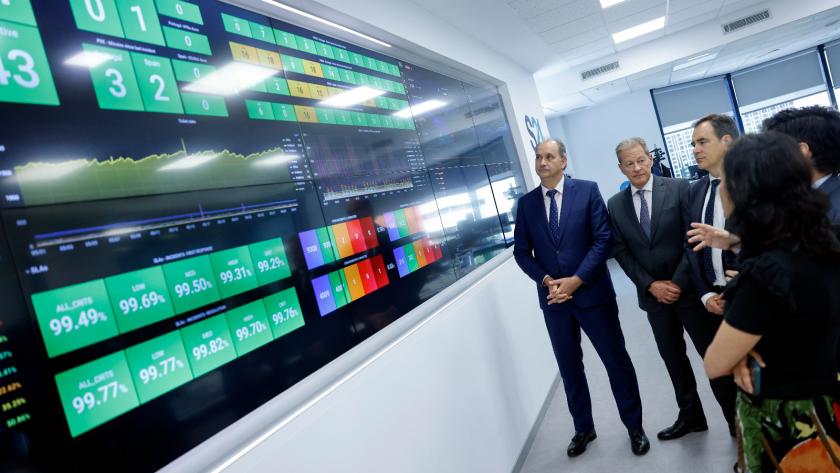 La Comunidad de Madrid acoge una de cada cuatro empresas de alta y media tecnología y reúne el 28% de las ofertas de trabajo digital El consejero de digitalización
