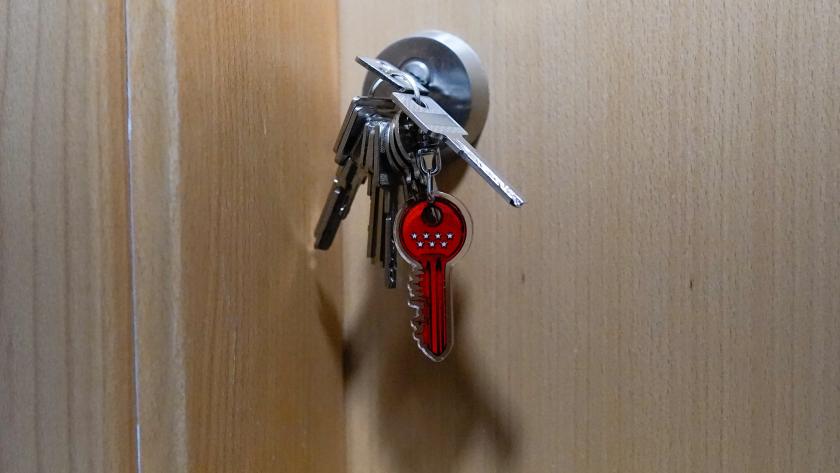 Llaves abriendo una puerta de una vivienda