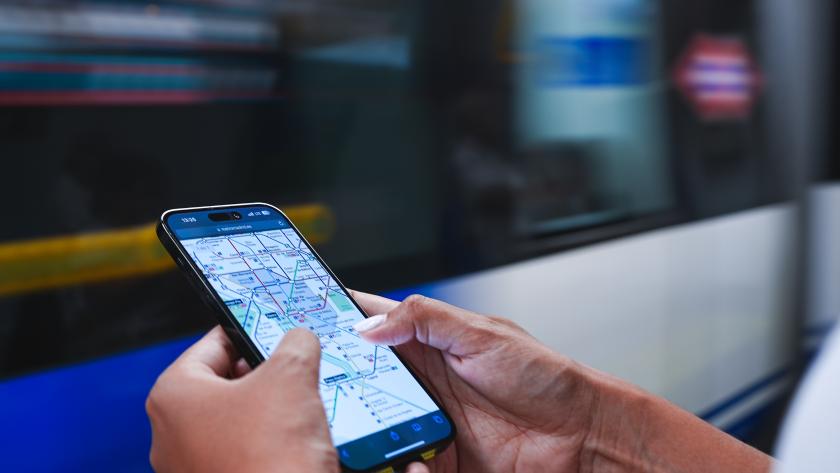 móvil con mapa de Metro