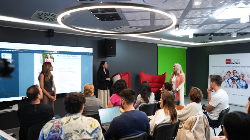 Albert visita el nuevo Centro de Orientación, Emprendimiento, Acompañamiento e Innovación para el Empleo en Getafe La consejera Rocío Albert durante su visita al nuevo Centro de Orientación, Emprendimiento, Acompañamiento e Innovación para el Empleo en Getafe
