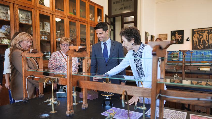 El consejero Emilio Viciana durante la visita al Instituto Isabel la Católica de la capital
