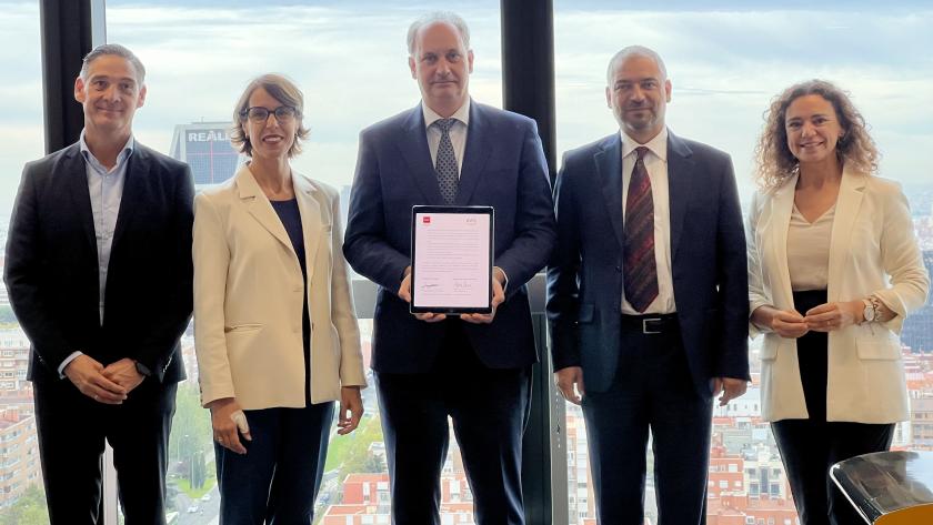 El consejero Miguel López-Valverde durante la firma de un acuerdo de colaboración con Amazon Web Services
