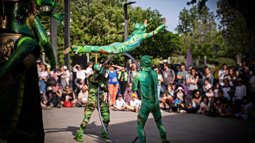 Artistas realizando actividades en la calle