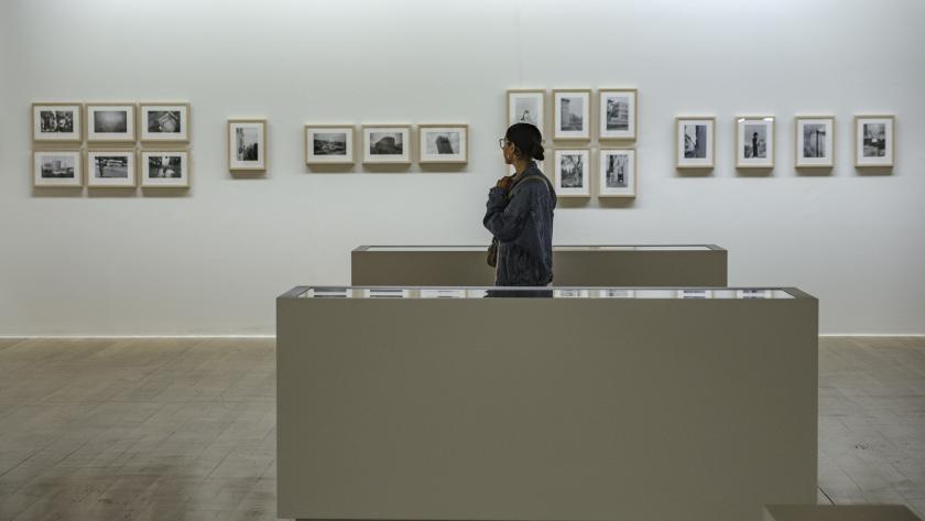 Un visitante en la exposición Madrid Bernard Plossu
