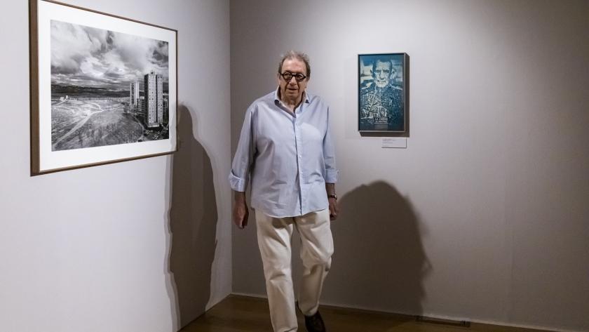 El fotógrafo Javier Campano junto a una de sus obras en la inauguración de la exposición