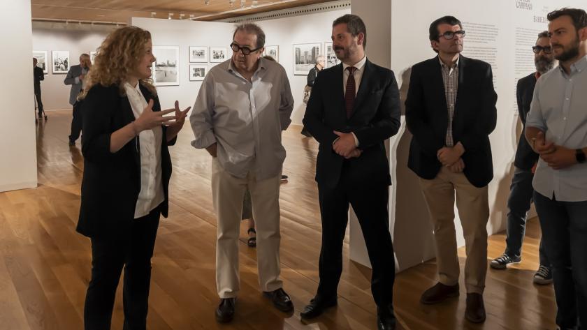 La comisaria Ana Berruguete explicando la exposición
