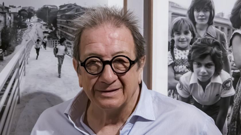 El fotógrafo Javier Campano, al fondo una de sus fotografías