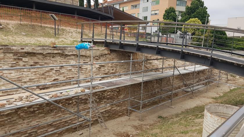 Escarpa y andamiajes durante proceso de restauración
