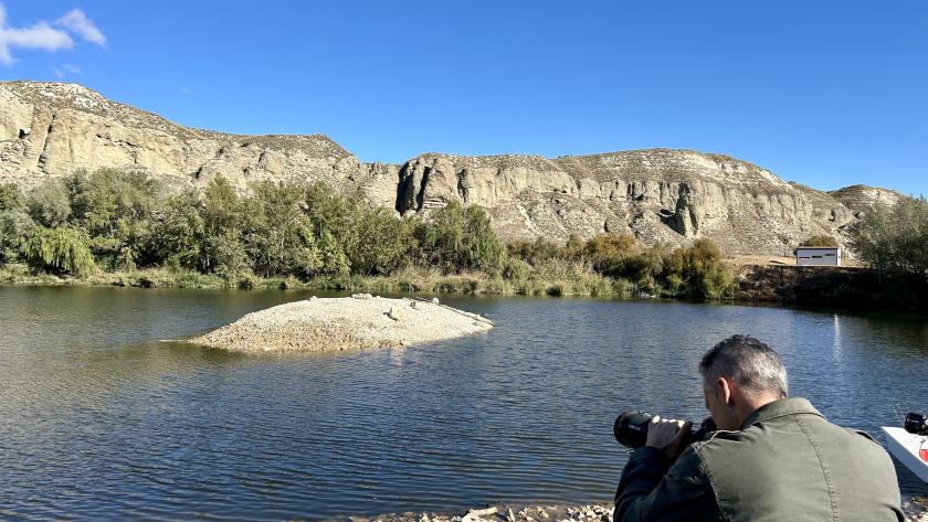 El consejero Carlos Novillo durante su visita a la laguna de El Campillo