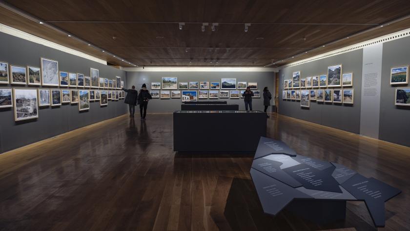 Panorámica de la exposición REGIÓN, Paisaje, fotografía y patrimonio