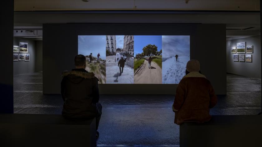 Panorámica de la sala de exposiciones con la muestra REGIÓN, Paisaje, fotografía y patrimonio
