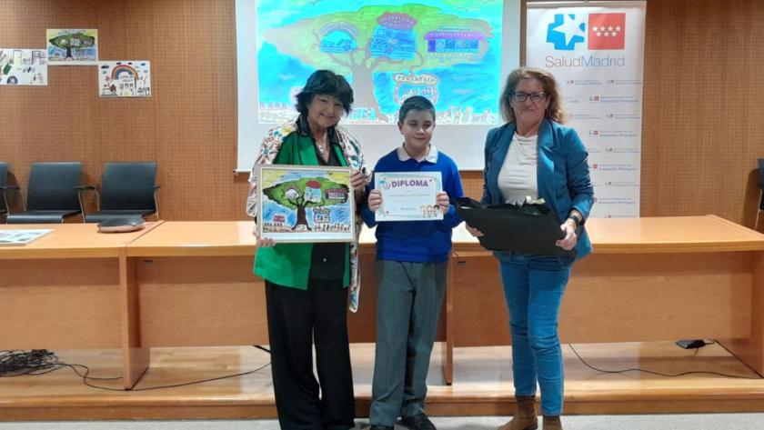 Una sala de Pediatría del Centro de Salud Canillejas se redecorará con las ideas del niño ganador del primer concurso de dibujo de Atención Primaria Ganador del concurso junto a la gerente asistencial y a la directora del Centro de Salud Canillejas