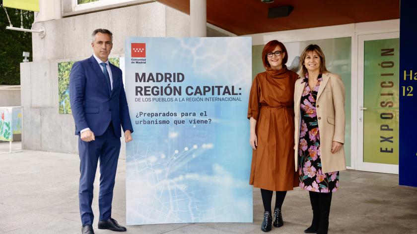 El consejero Carlos Novillo durante la jornada Madrid región capital de los pueblos a la región internacional