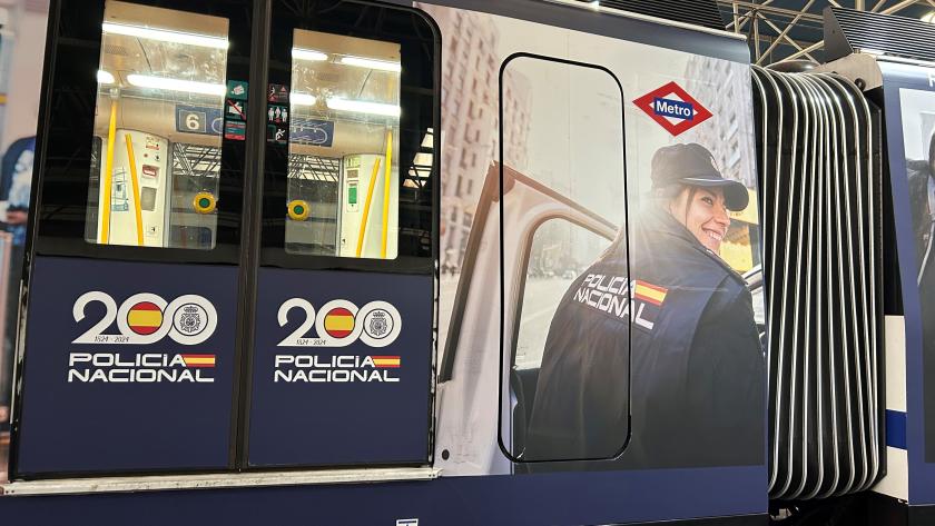 tren de Metro vinilado tren de Metro vinilado por el 200 aniversario de la Policía Nacional