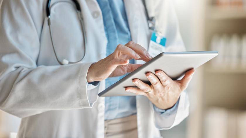 Médico usando una tablet