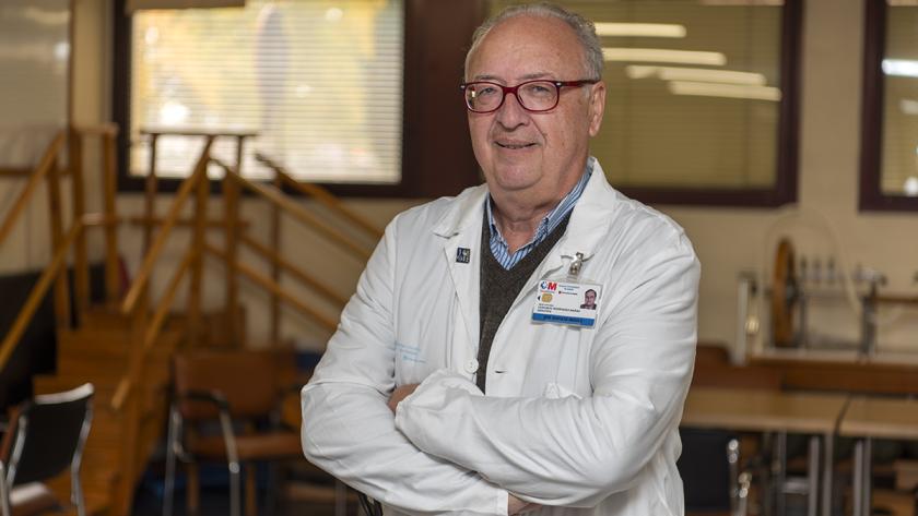 Dr. Leocadio Rodríguez Mañas, jefe de Servicio de Geriatría del Hospital público de Getafe Geriatra posando en gimnasio de actividad para personas mayores