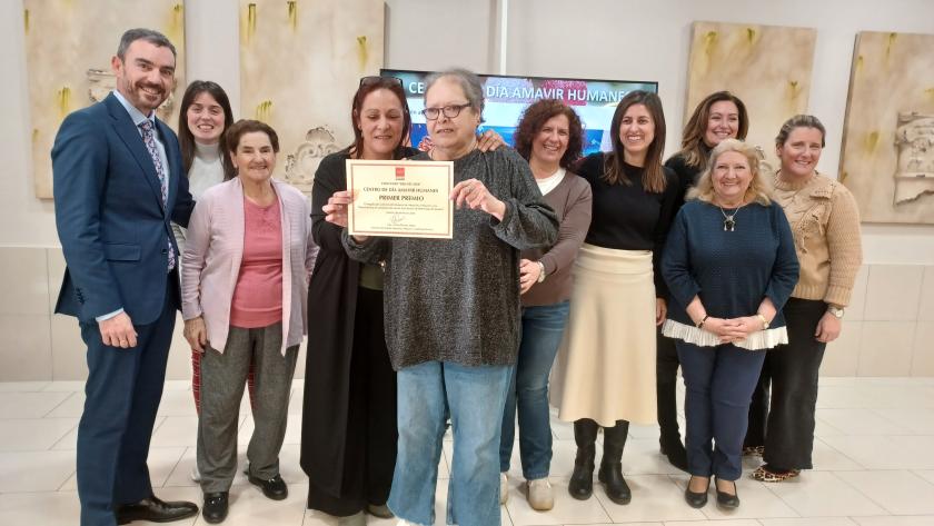 Grupo de mujeres recibiendo un premio