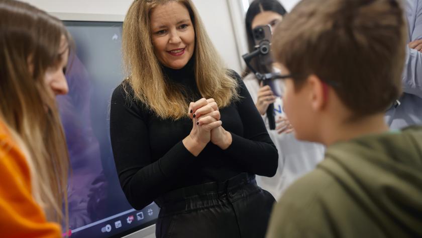 La Comunidad de Madrid adelanta las ayudas de 2025 para financiar tratamientos de Atención Temprana a menores de 0 a 6 años Ana Dávila durante su visita al nuevo centro de Atención Temprana de la Fundación Pegasus