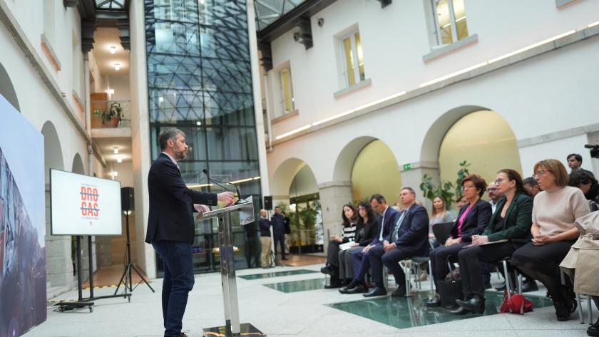 El consejero Miguel Ángel García durante la presentación de un estudio de investigación sobre la percepción de las drogas en Madrid