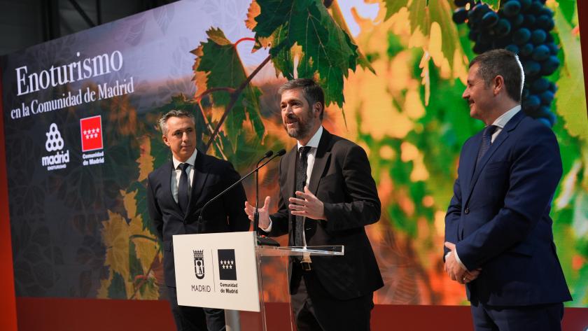 García Martín, Novillo y De Paco Serrano presentan el Año del Enoturismo Los consejeros Miguel Ángel García, Carlos Novillo y Mariano de Paco Serrano durante la presentación del Año del Enoturismo