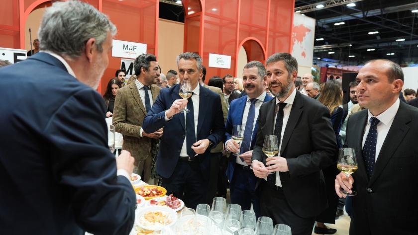 García Martín, Novillo y De Paco Serrano presentan el Año del Enoturismo Los consejeros Miguel Ángel García, Carlos Novillo y Mariano de Paco Serrano durante la presentación del Año del Enoturismo