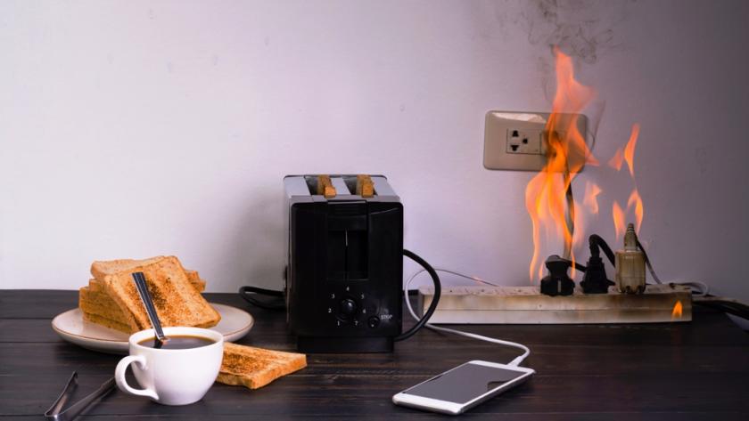 regleta incendiándose con tostadora y telefono enchufados en la cocina