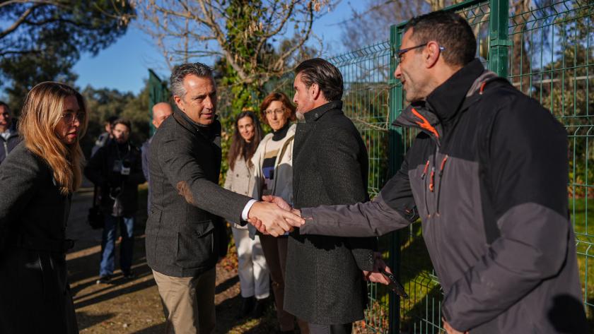 Novillo visita la estación de medición atmosférica de San Sebastián de los Reyes El consejero Carlos Novillo durante su visita a una estación de medición atmosférica