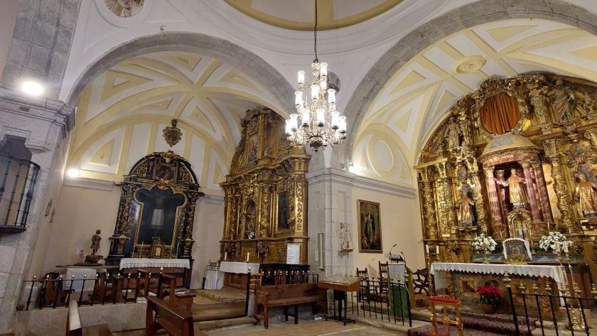 interior de una iglesia con altar mayor y capilla lateral