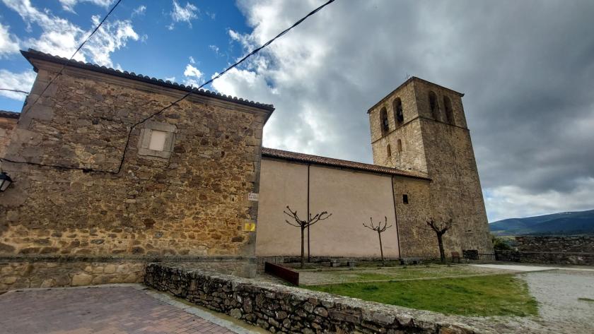 Fachada exterior de una iglesia con torre campanario rectangular 
