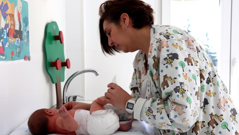 El Hospital público El Escorial, candidato a Centro Comprometido con la Excelencia en Cuidados por sus buenas prácticas en Enfermería Trabajadores del Hospital Público El Escoriala atendiendo a un bebé