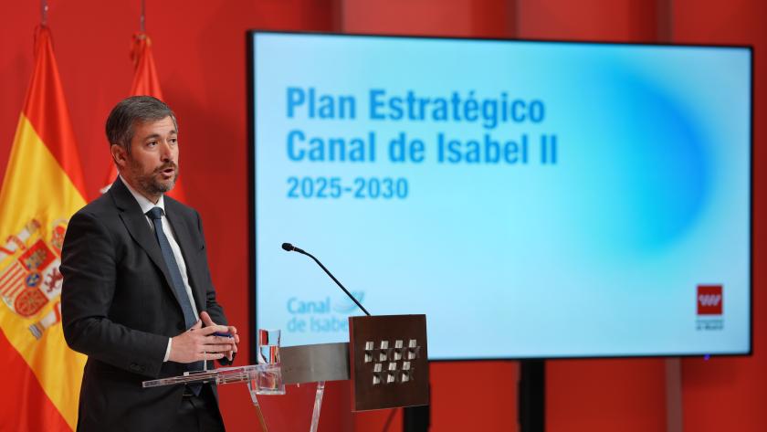 El portavoz Miguel Ángel García Martín atiende a los medios de comunicación desde la Real Casa de Correos