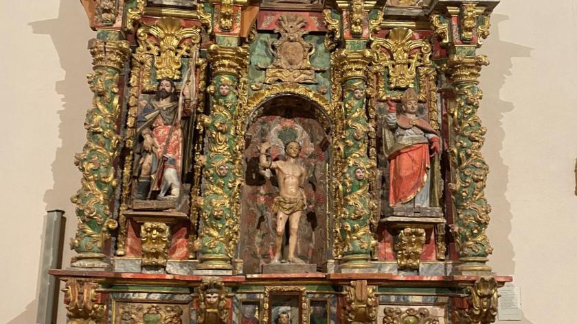 retablo dorado y policromado con tres cuerpos y columnas salomónicas, presenta cuatro esculturas y una pequeña hornacina