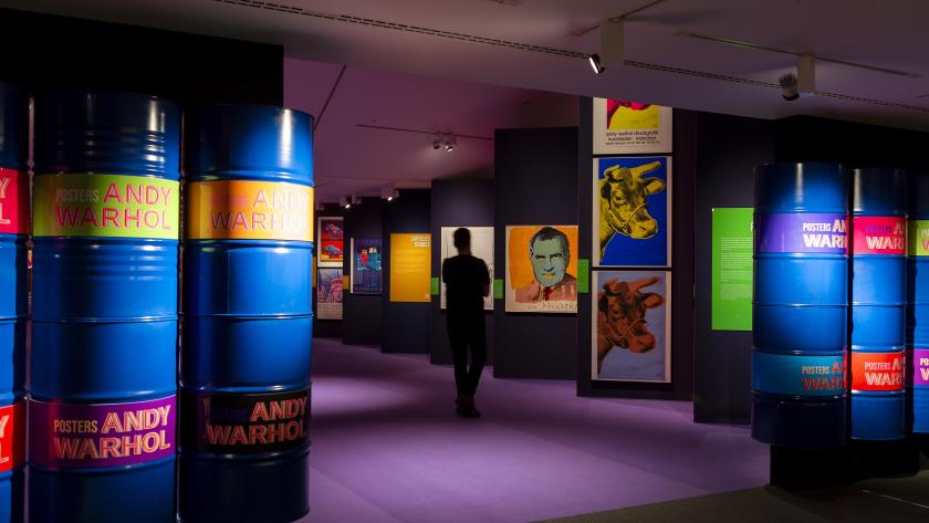 La Comunidad de Madrid exhibe los carteles más célebres de Andy Warhol en una de las mayores recopilaciones de la historia en España Imagen de la exposición de Andy Warhol