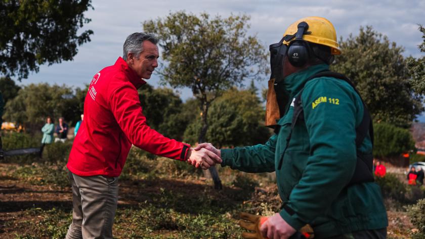 El consejero Carlos Novillo durante labores de limpieza y adecuación de los montes para prevenir incendios 