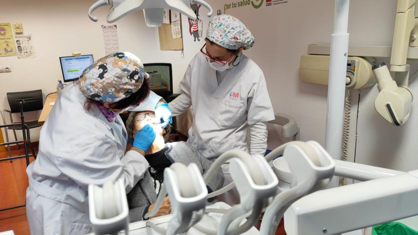 Profesionales de una Unidad de Salud Bucodental de Atención Primaria atienden a un paciente en el gabinete dental